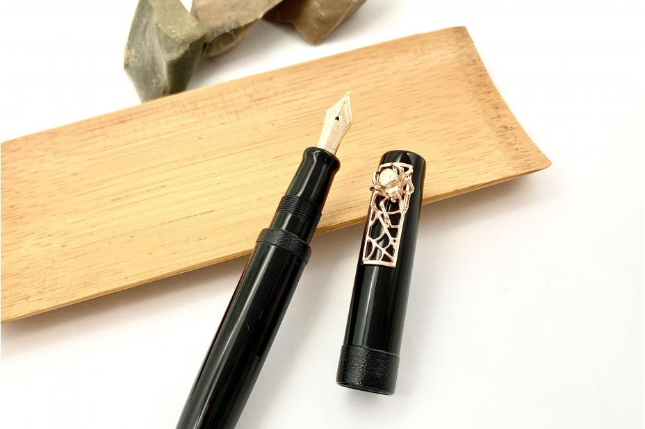 Nakaya Piccolo Long Writer Kuro-Roiro String-Rolled Model Fountain Pen with Pinkgold Spider Stopper