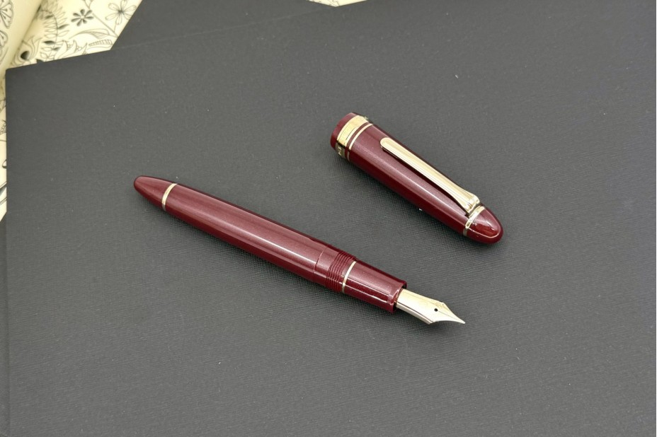 Sailor 1911 Classic Shining Red Gold Trim Fountain Pen 18K